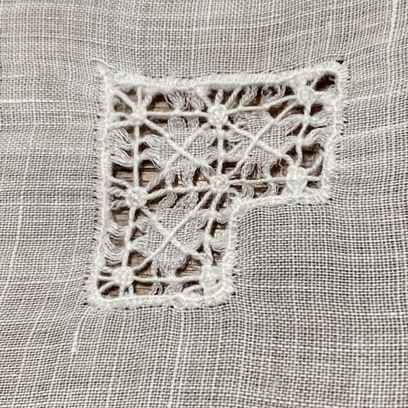 Vintage Set of 4 Sheer White Fine Linen Cocktail Napkins Cutwork Detail Handwork - Picture 5 of 8